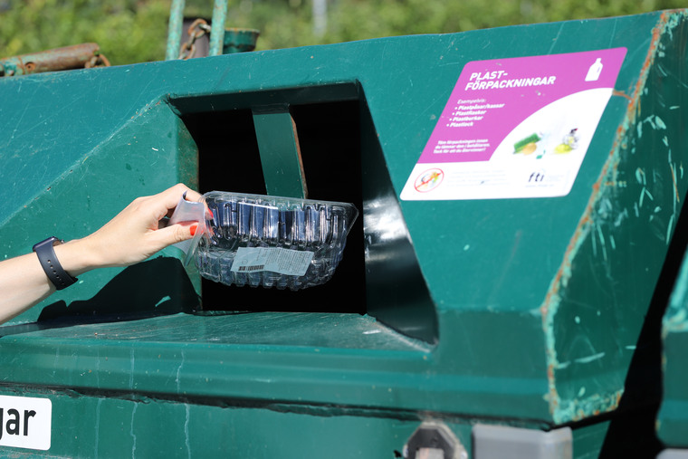 Återvinnare lämnar plastförpackning